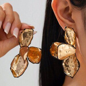 Black Elegant Women's Metal Pleated Petal Design Earrings